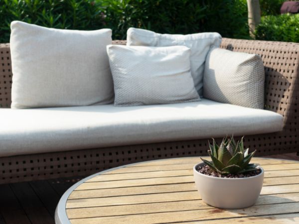 Sofa ogrodowa: jak wybrać idealny model do swojego ogrodu lub tarasu